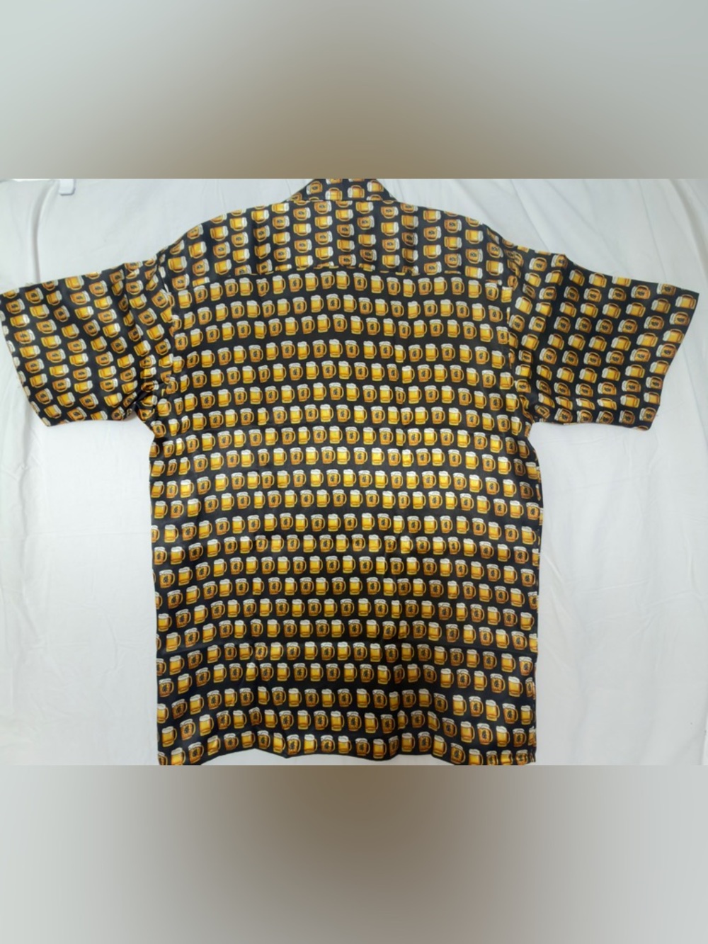 Casual Black Short-Sleeve Button-Down Shirt with Yellow Mug Print - Picture 4 of 12